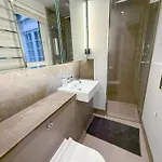 Luxurious 3-Bedroom & 3 Bathroom Flat With Indoor Fireplace And Patio In Central Mayfair