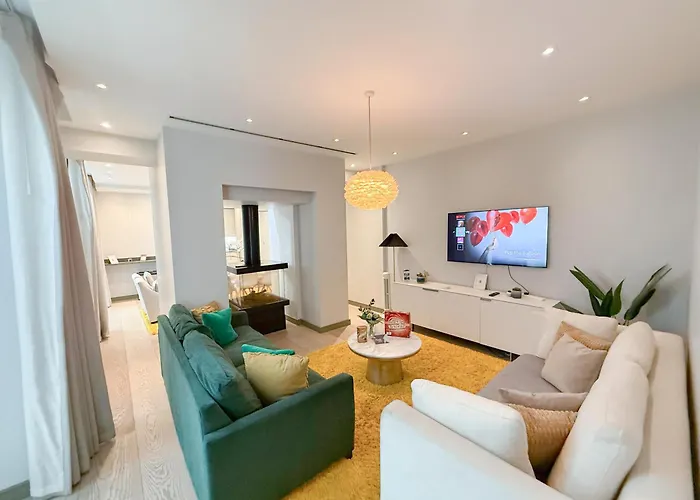 Luxurious 3-Bedroom & 3 Bathroom Flat With Indoor Fireplace And Patio In Central Mayfair
