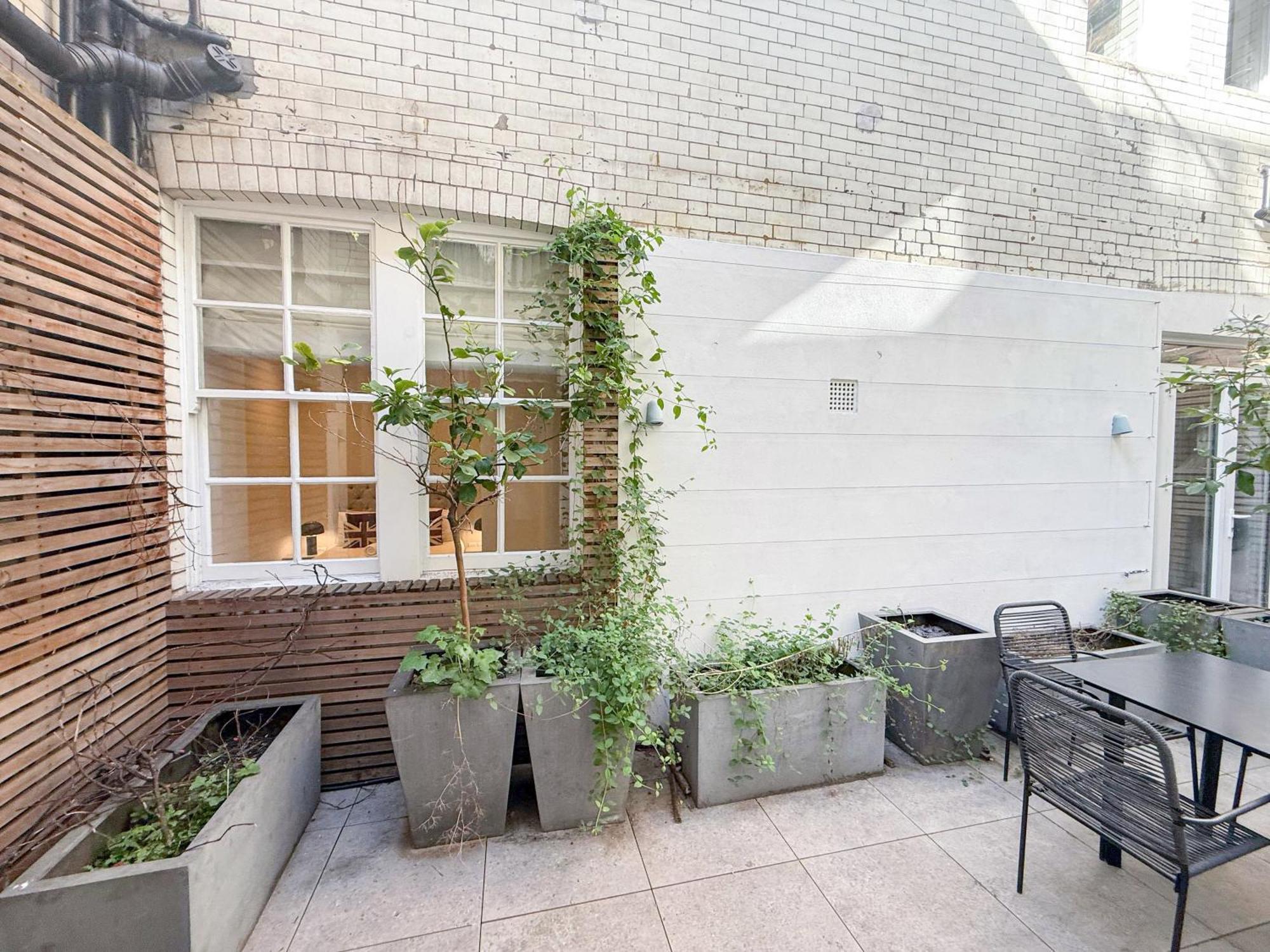Luxurious 3-bedroom & 3 Bathroom Flat With Indoor Fireplace And Patio In Mayfair Londres