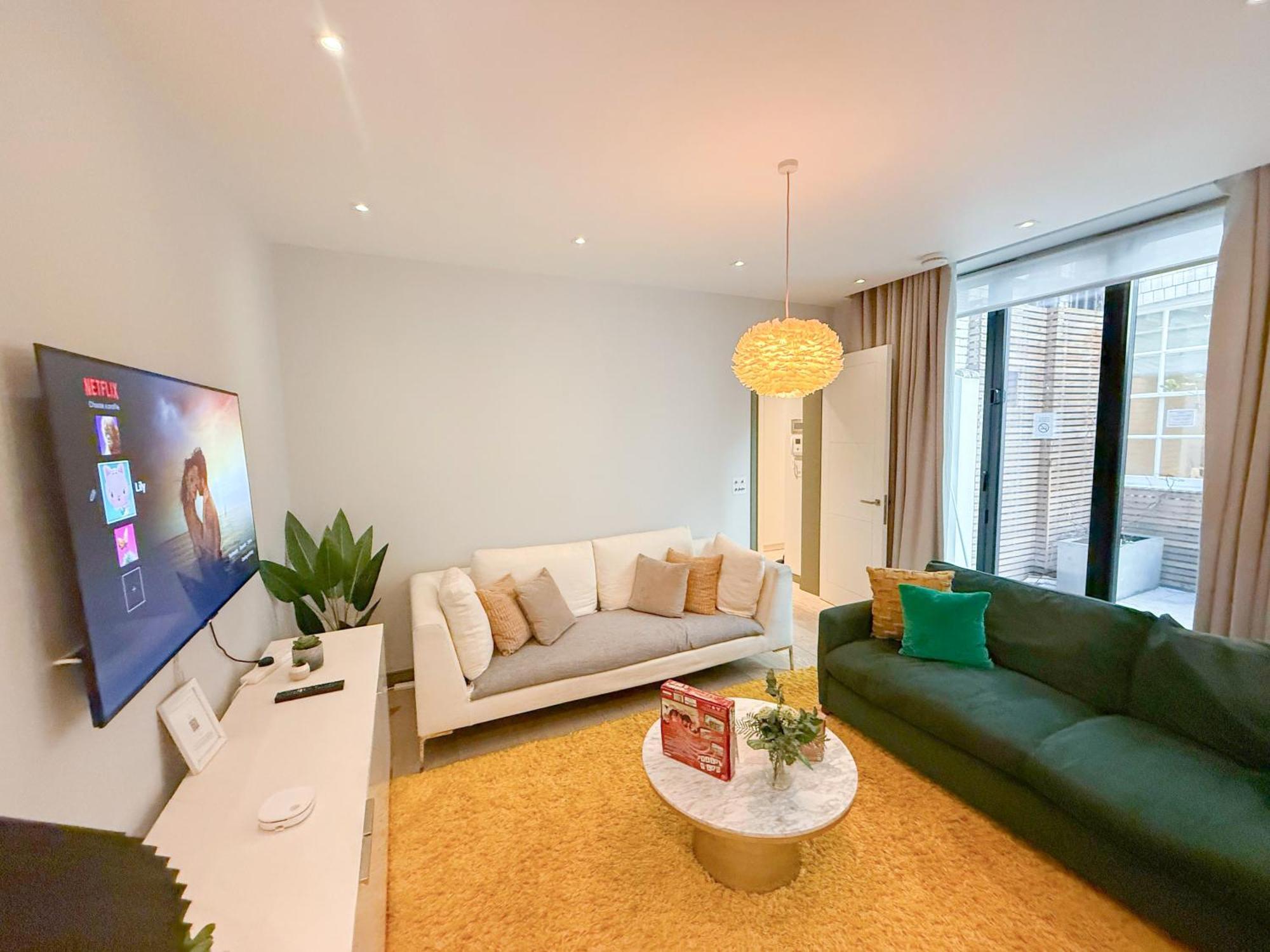 Luxurious 3-bedroom & 3 Bathroom Flat With Indoor Fireplace And Patio In Mayfair Apartamento