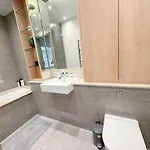 Luxurious 3-Bedroom & 3 Bathroom Flat With Indoor Fireplace And Patio In Central Mayfair