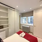 Luxurious 3-Bedroom & 3 Bathroom Flat With Indoor Fireplace And Patio In Central Mayfair