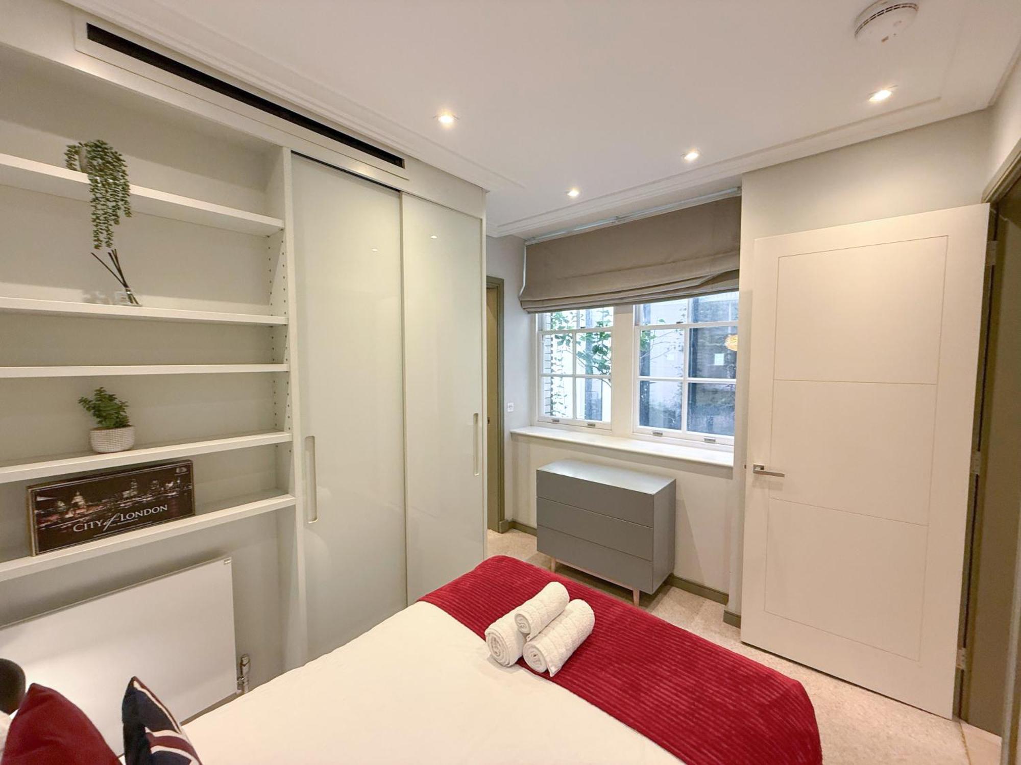 Luxurious 3-bedroom & 3 Bathroom Flat With Indoor Fireplace And Patio In Mayfair * London