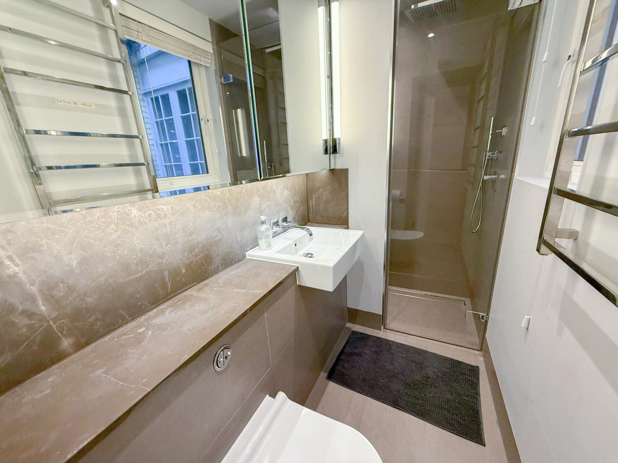 Luxurious 3-bedroom & 3 Bathroom Flat With Indoor Fireplace And Patio In Mayfair