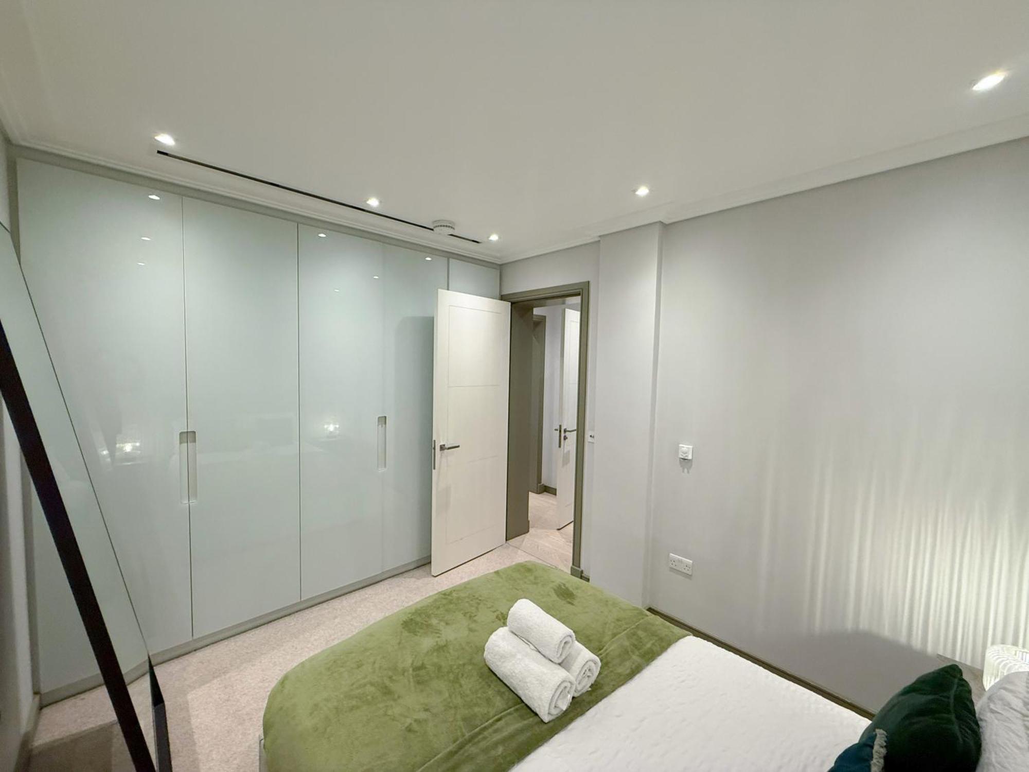 Luxurious 3-bedroom & 3 Bathroom Flat With Indoor Fireplace And Patio In Mayfair Apartment *