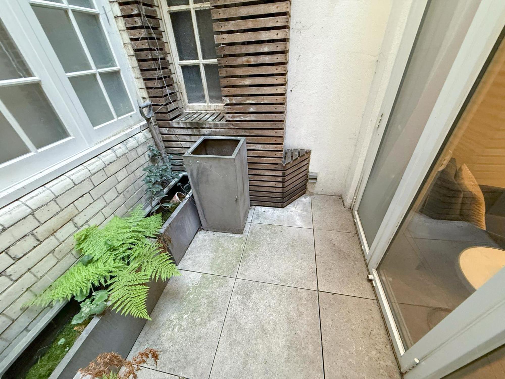 Luxurious 3-bedroom & 3 Bathroom Flat With Indoor Fireplace And Patio In Mayfair Apartment *
