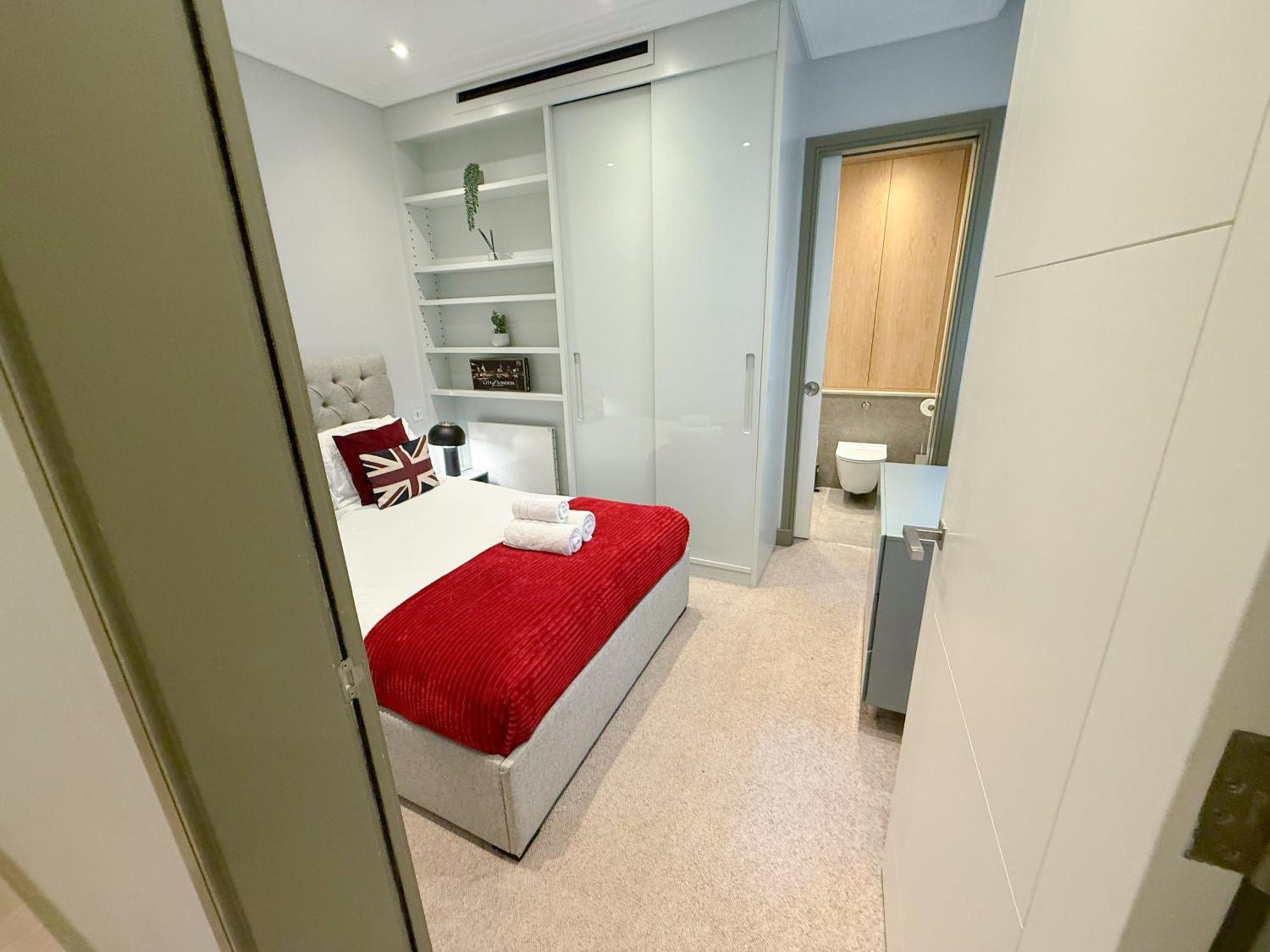 Luxurious 3-bedroom & 3 Bathroom Flat With Indoor Fireplace And Patio In Mayfair London