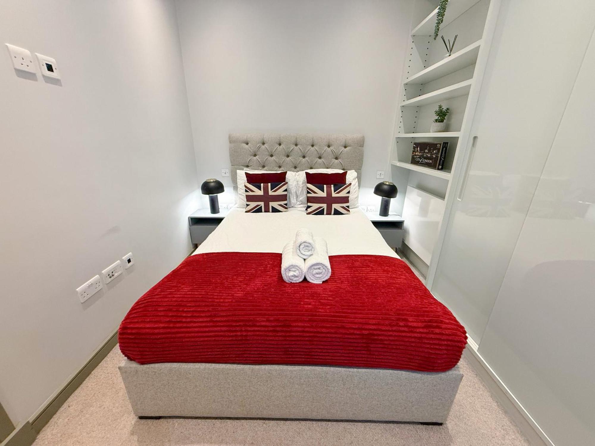 Apartment Luxurious 3-bedroom & 3 Bathroom Flat With Indoor Fireplace And Patio In Mayfair London