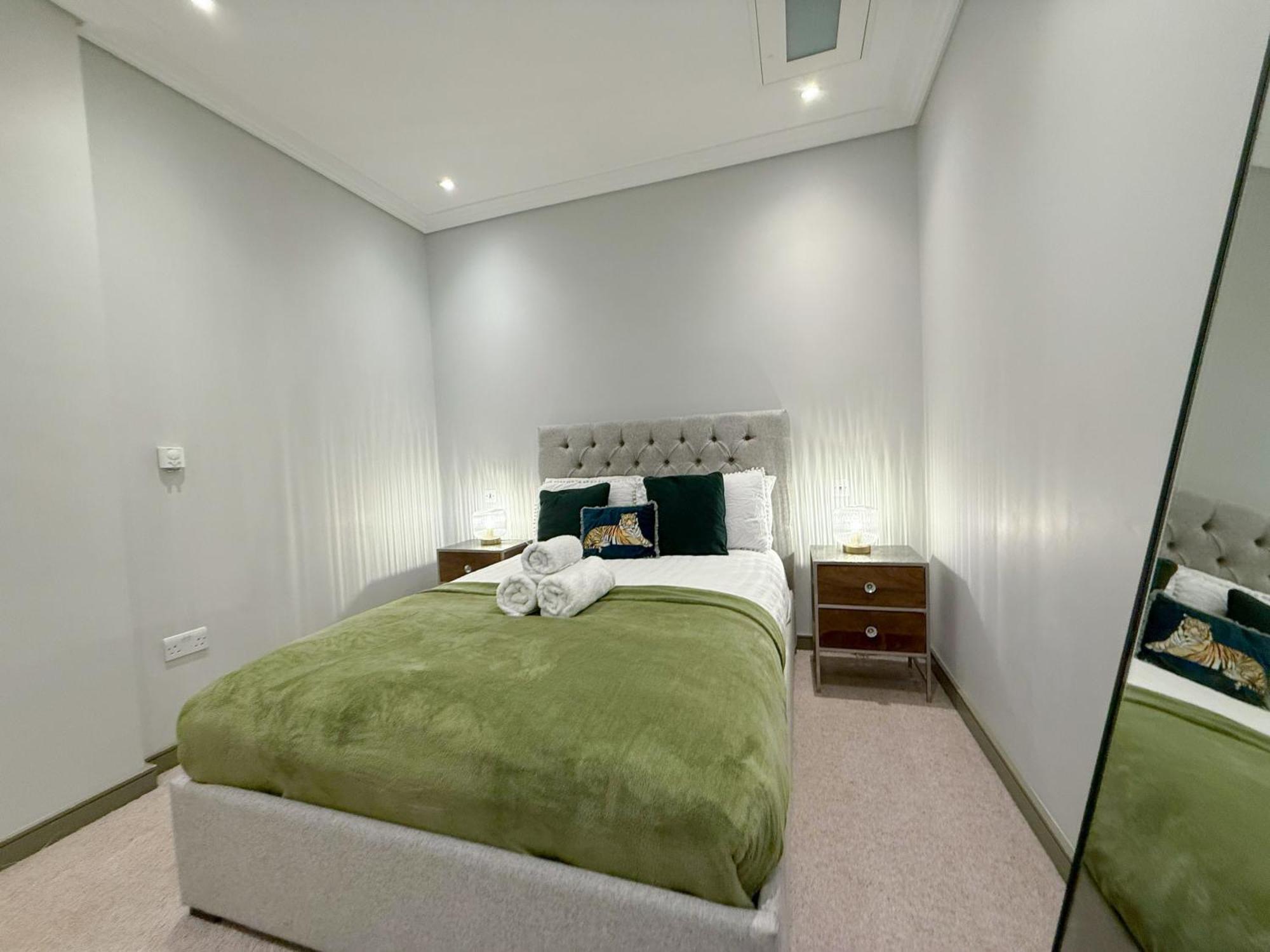 Luxurious 3-bedroom & 3 Bathroom Flat With Indoor Fireplace And Patio In Mayfair Apartment *