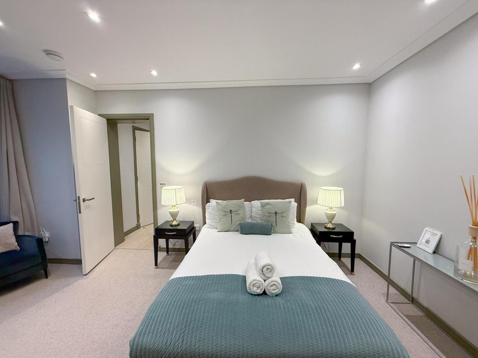 Apartment Luxurious 3-bedroom & 3 Bathroom Flat With Indoor Fireplace And Patio In Mayfair *