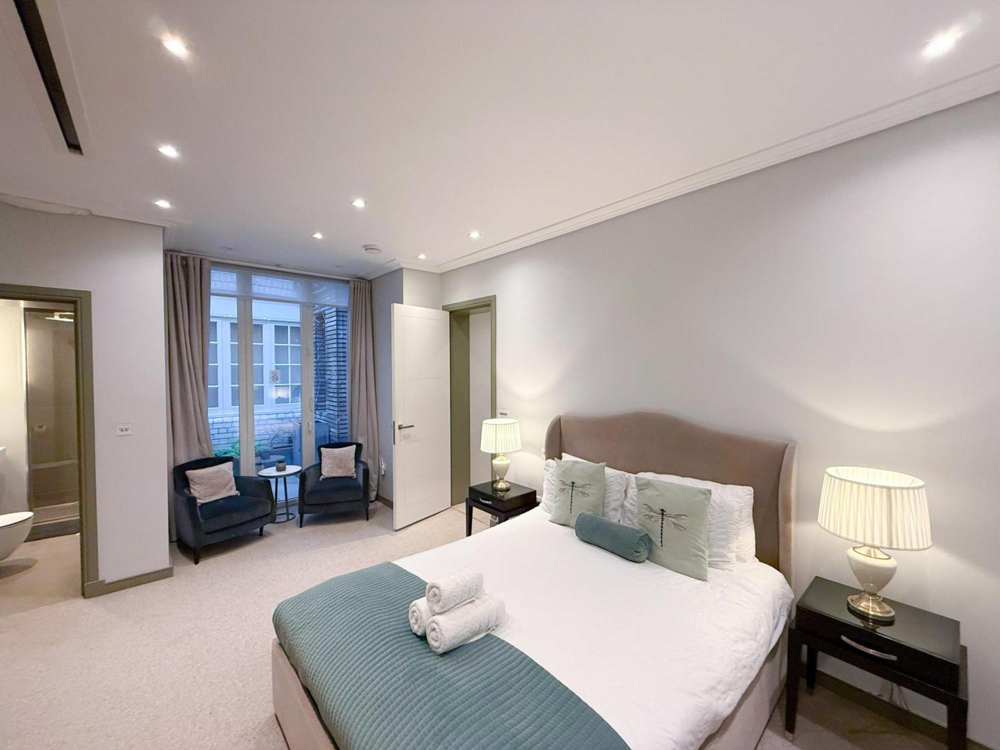 Luxurious 3-bedroom & 3 Bathroom Flat With Indoor Fireplace And Patio In Mayfair Apartment