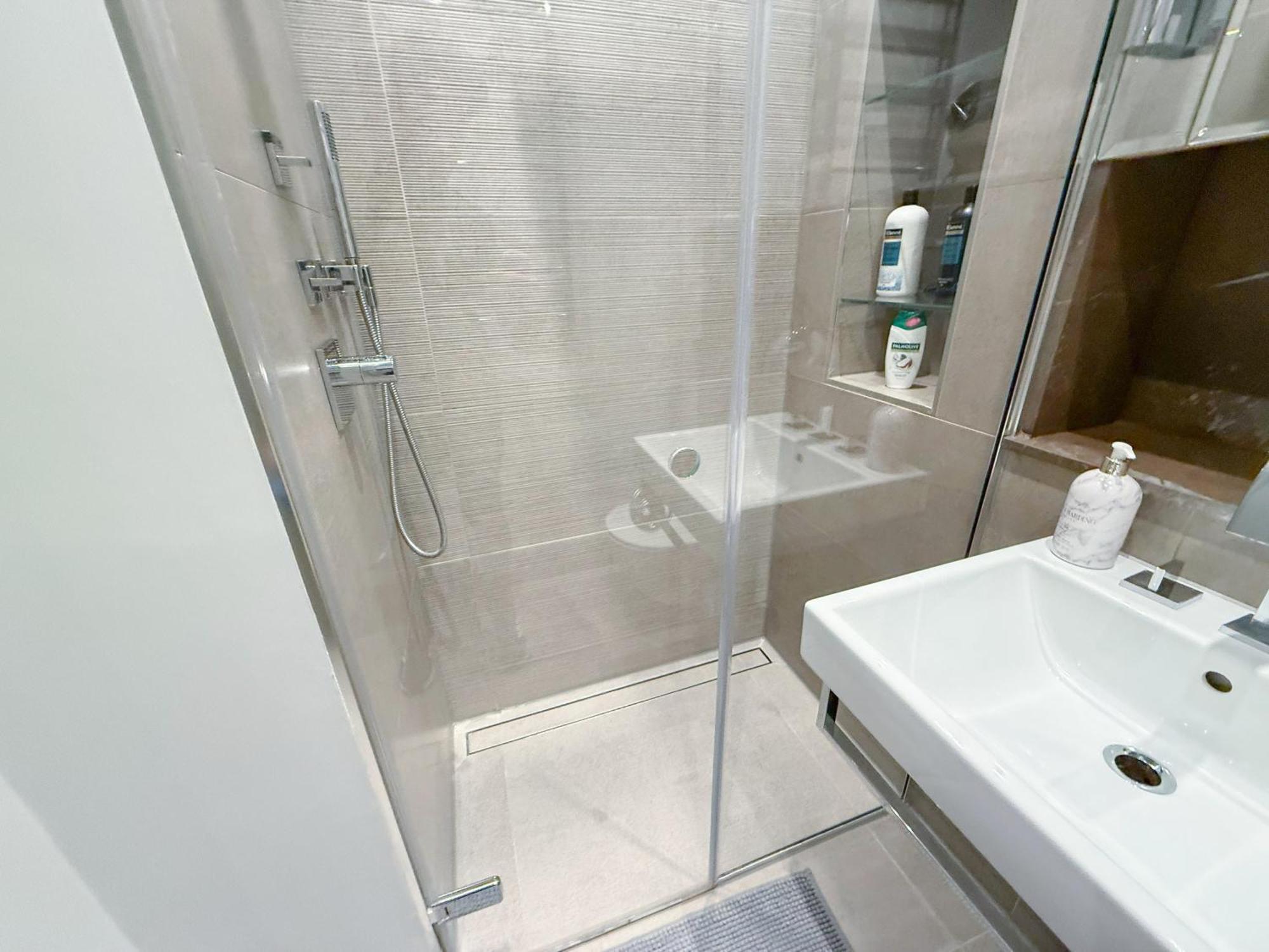 Apartment Luxurious 3-bedroom & 3 Bathroom Flat With Indoor Fireplace And Patio In Mayfair