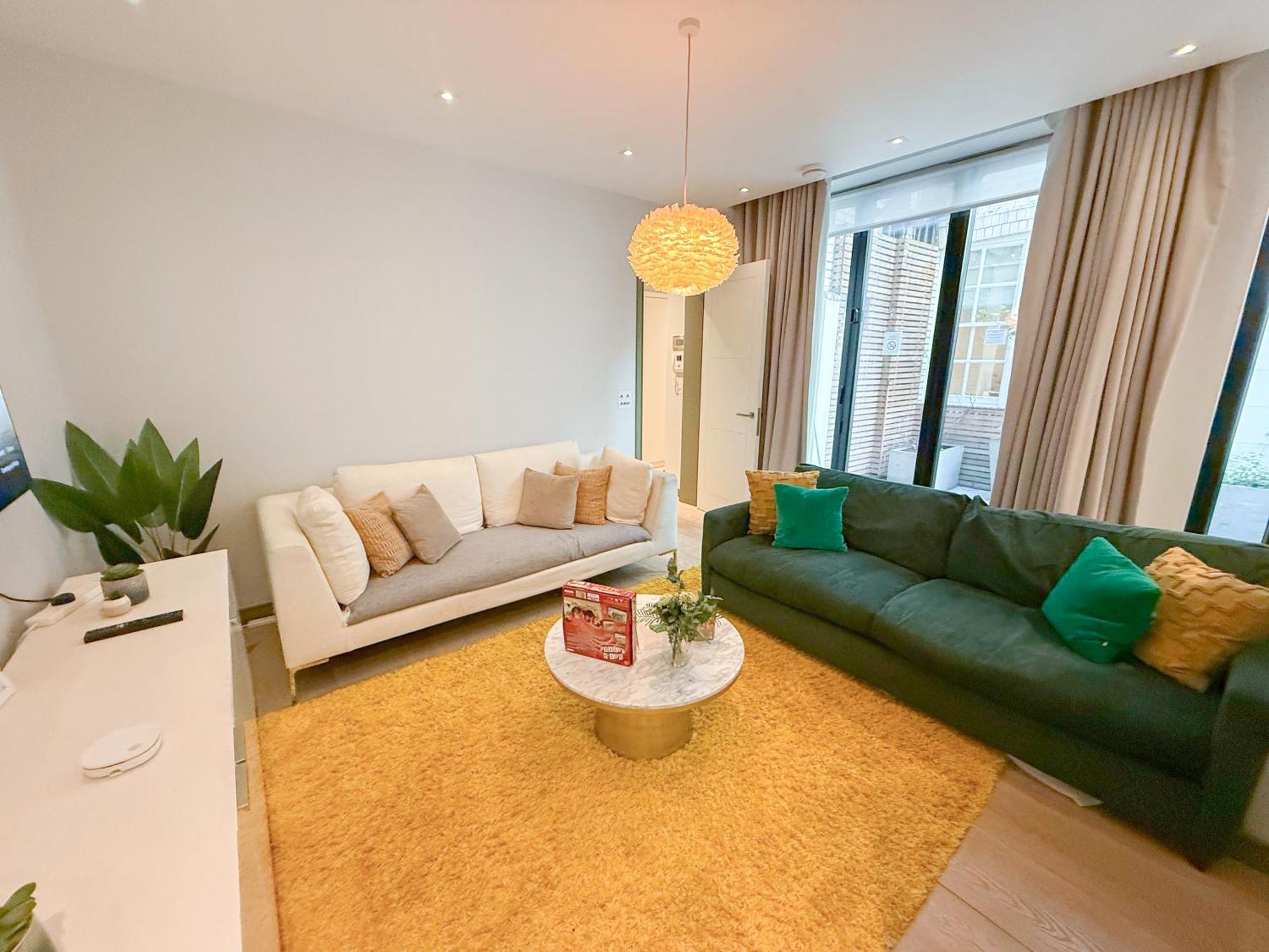 Luxurious 3-bedroom & 3 Bathroom Flat With Indoor Fireplace And Patio In Mayfair Apartment