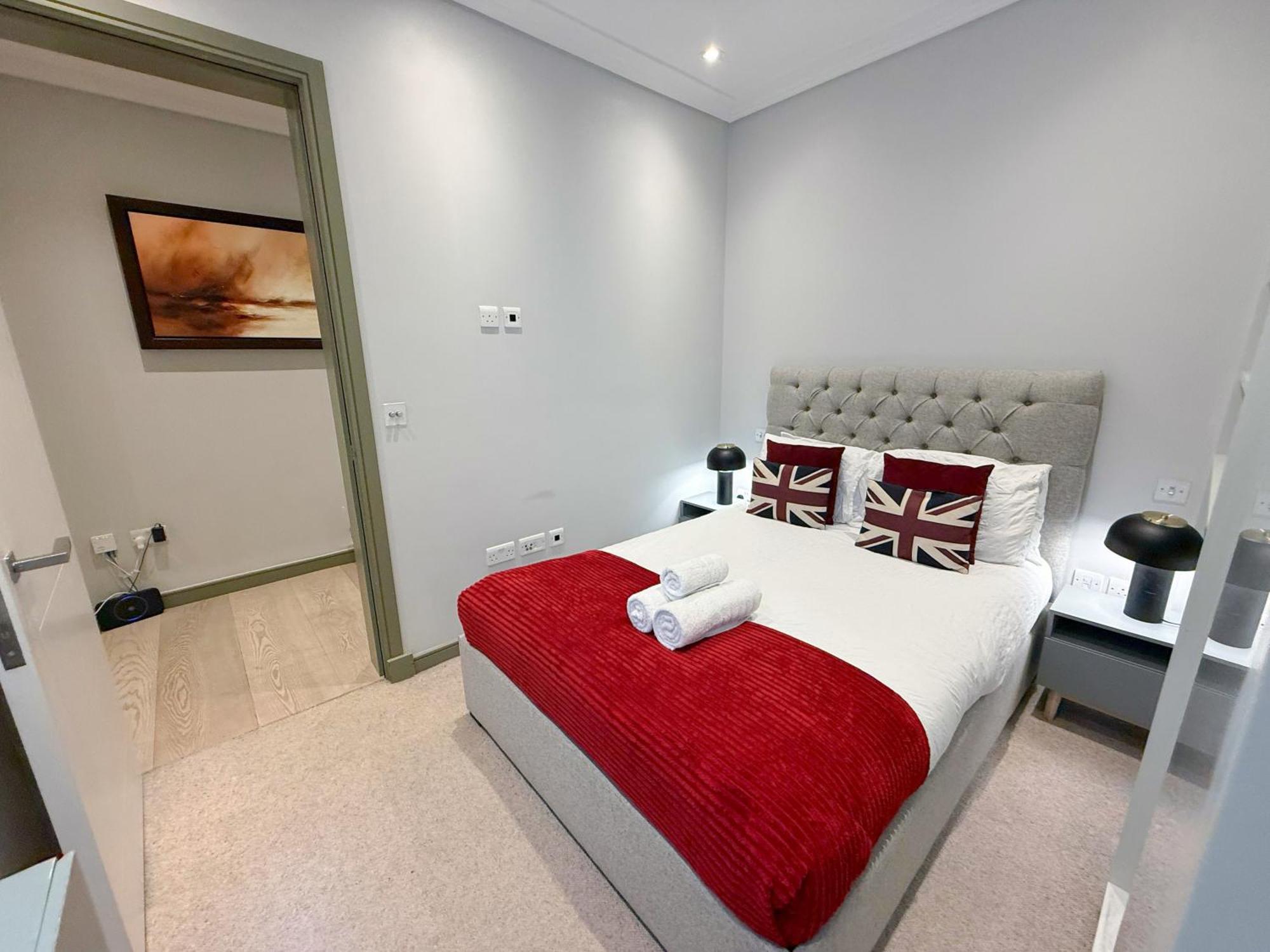 Apartment Luxurious 3-bedroom & 3 Bathroom Flat With Indoor Fireplace And Patio In Mayfair *