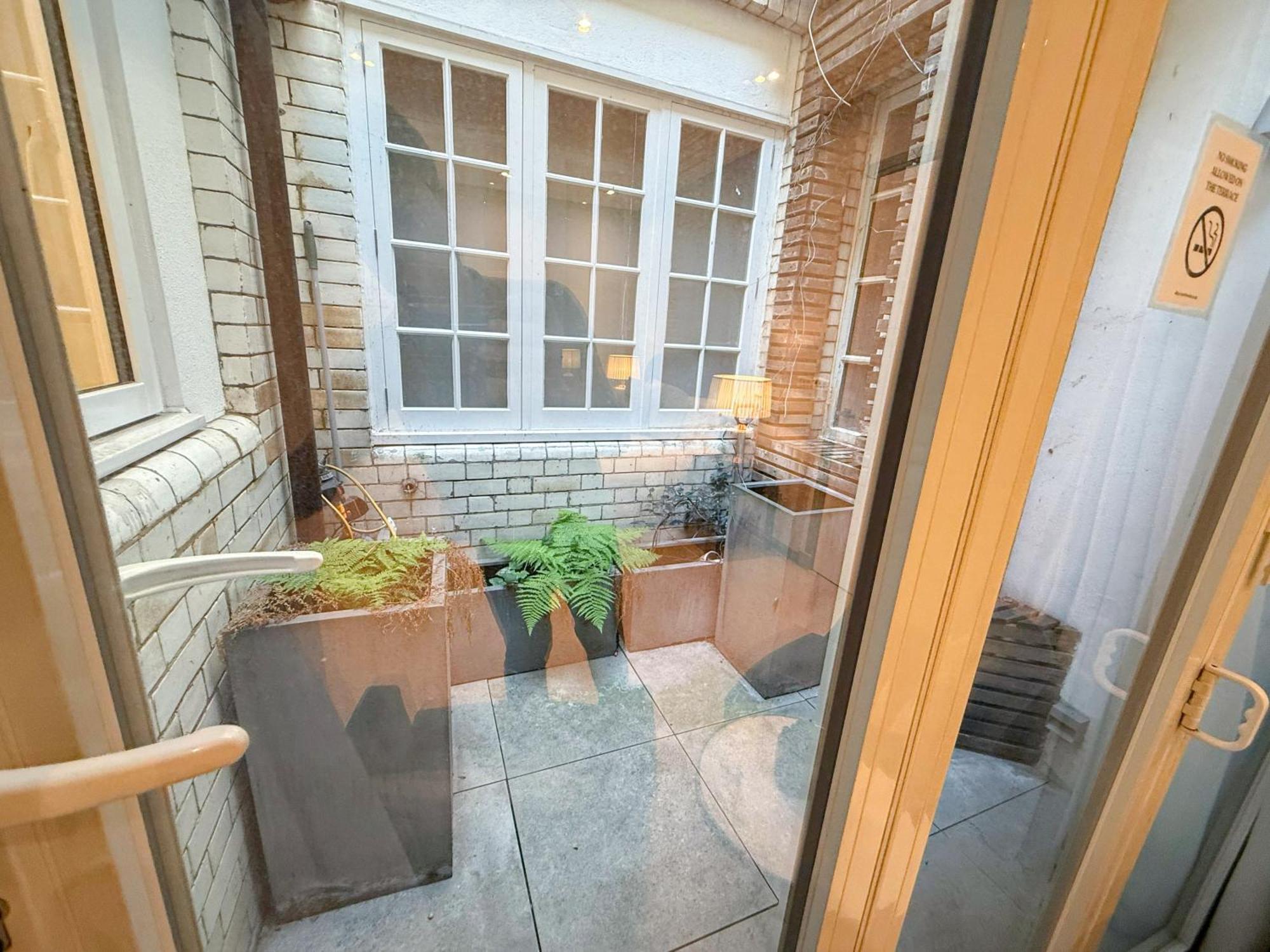 Luxurious 3-bedroom & 3 Bathroom Flat With Indoor Fireplace And Patio In Mayfair *