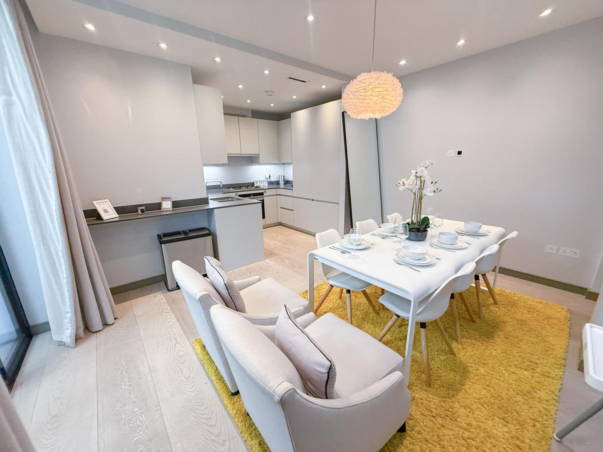 Luxurious 3-bedroom & 3 Bathroom Flat With Indoor Fireplace And Patio In Mayfair * London