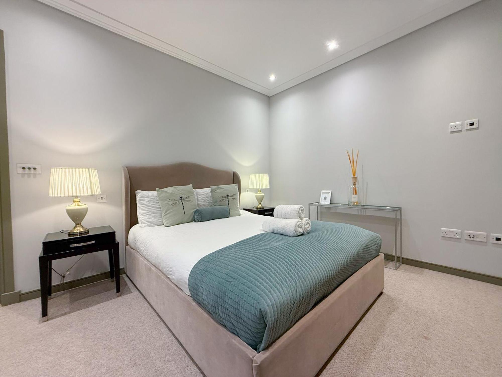 Luxurious 3-bedroom & 3 Bathroom Flat With Indoor Fireplace And Patio In Mayfair