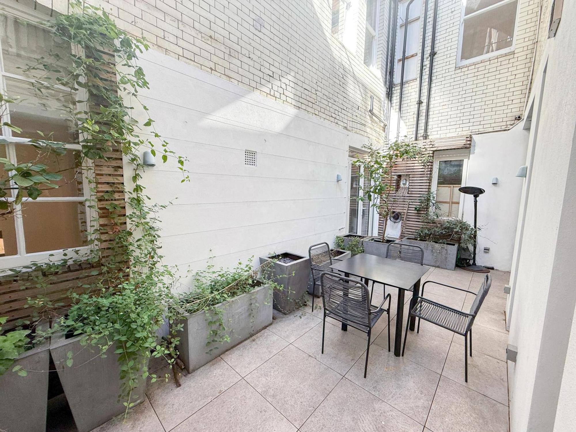 Luxurious 3-bedroom & 3 Bathroom Flat With Indoor Fireplace And Patio In Mayfair Apartment *