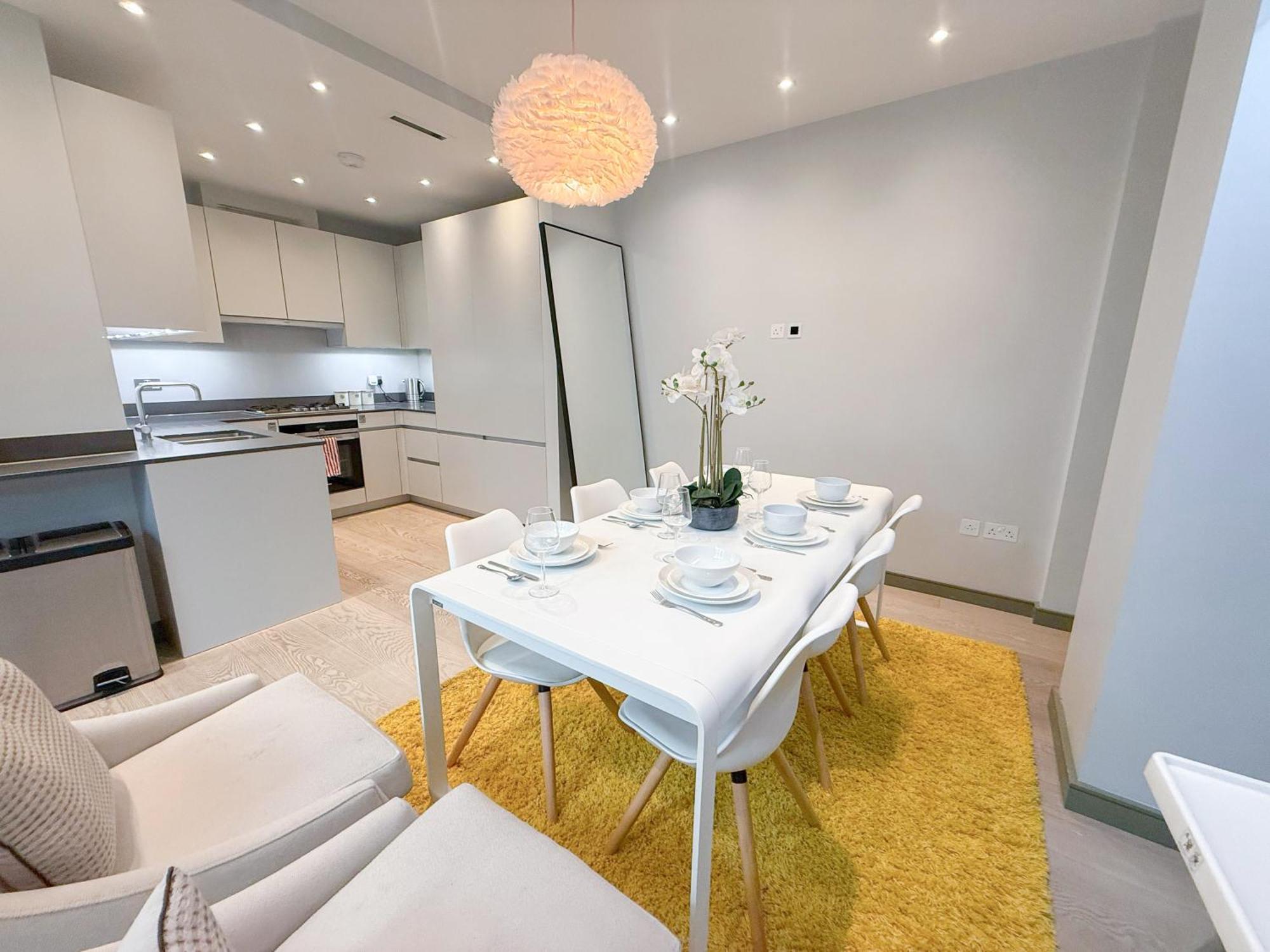 Apartment Luxurious 3-bedroom & 3 Bathroom Flat With Indoor Fireplace And Patio In Mayfair London