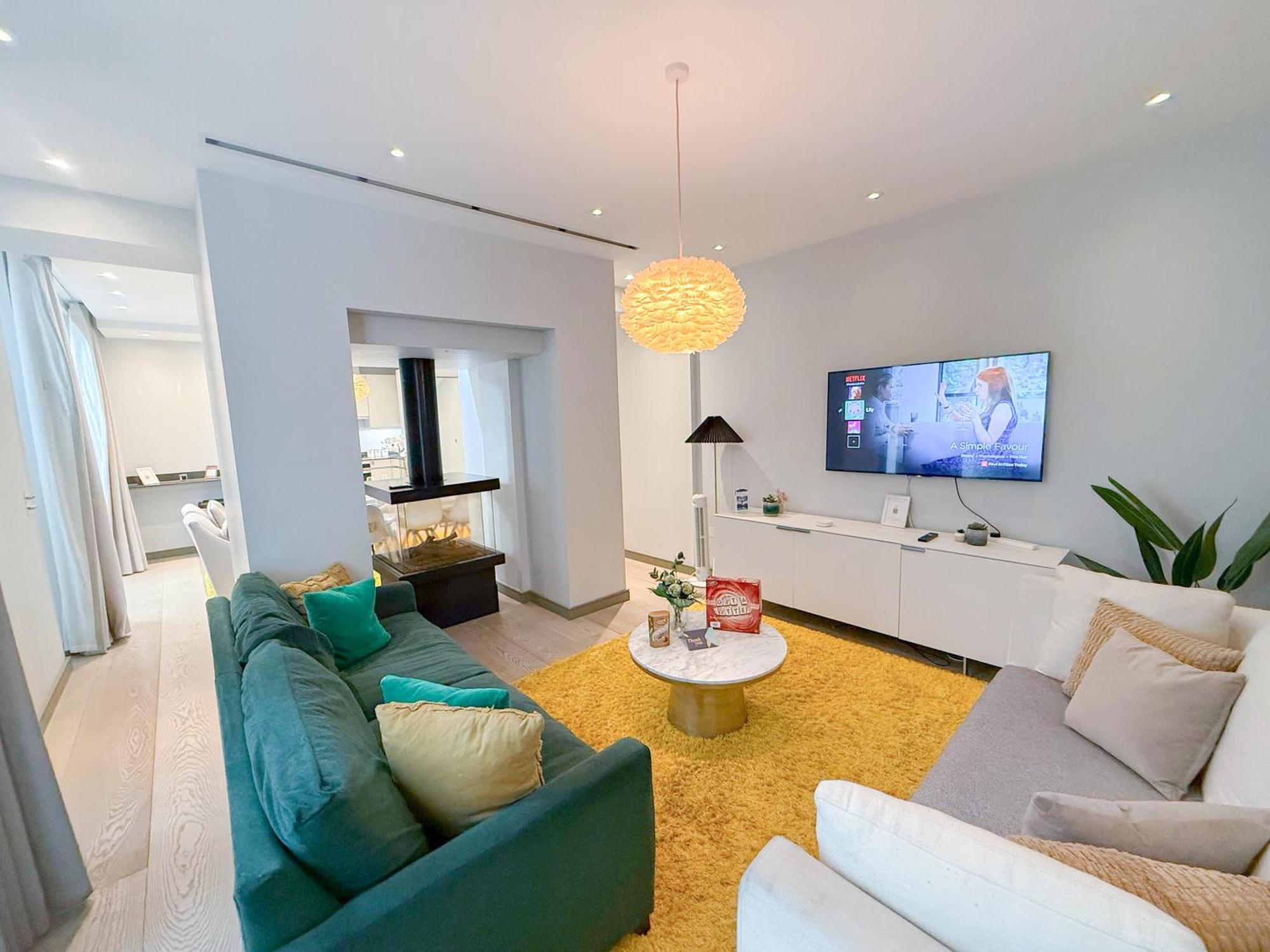 Luxurious 3-bedroom & 3 Bathroom Flat With Indoor Fireplace And Patio In Mayfair Apartment London