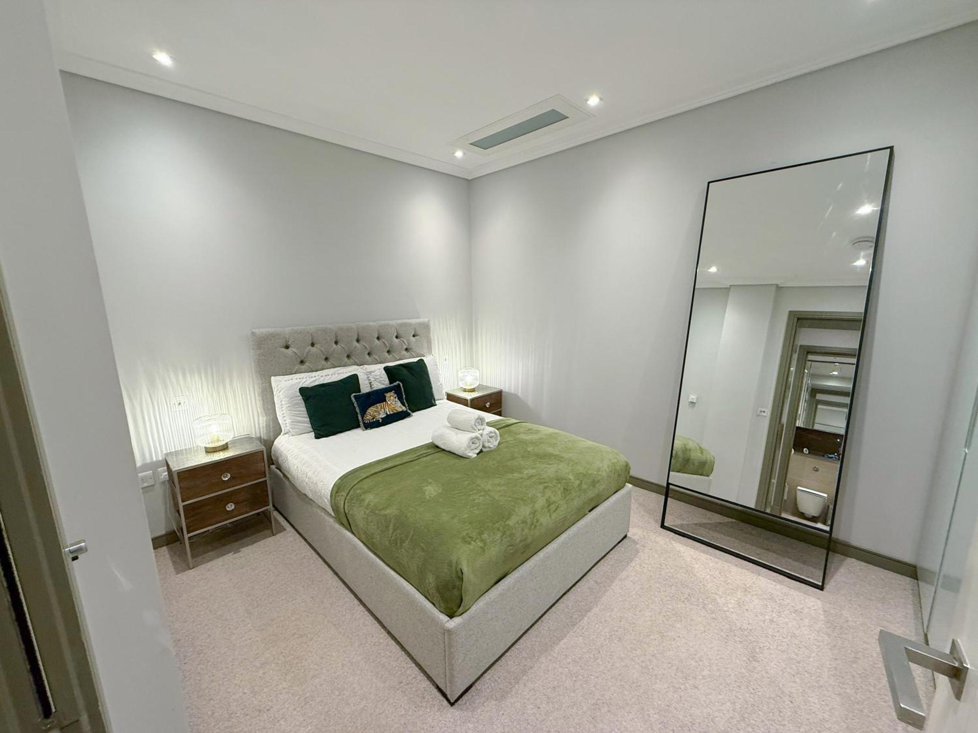 Luxurious 3-bedroom & 3 Bathroom Flat With Indoor Fireplace And Patio In Mayfair * London