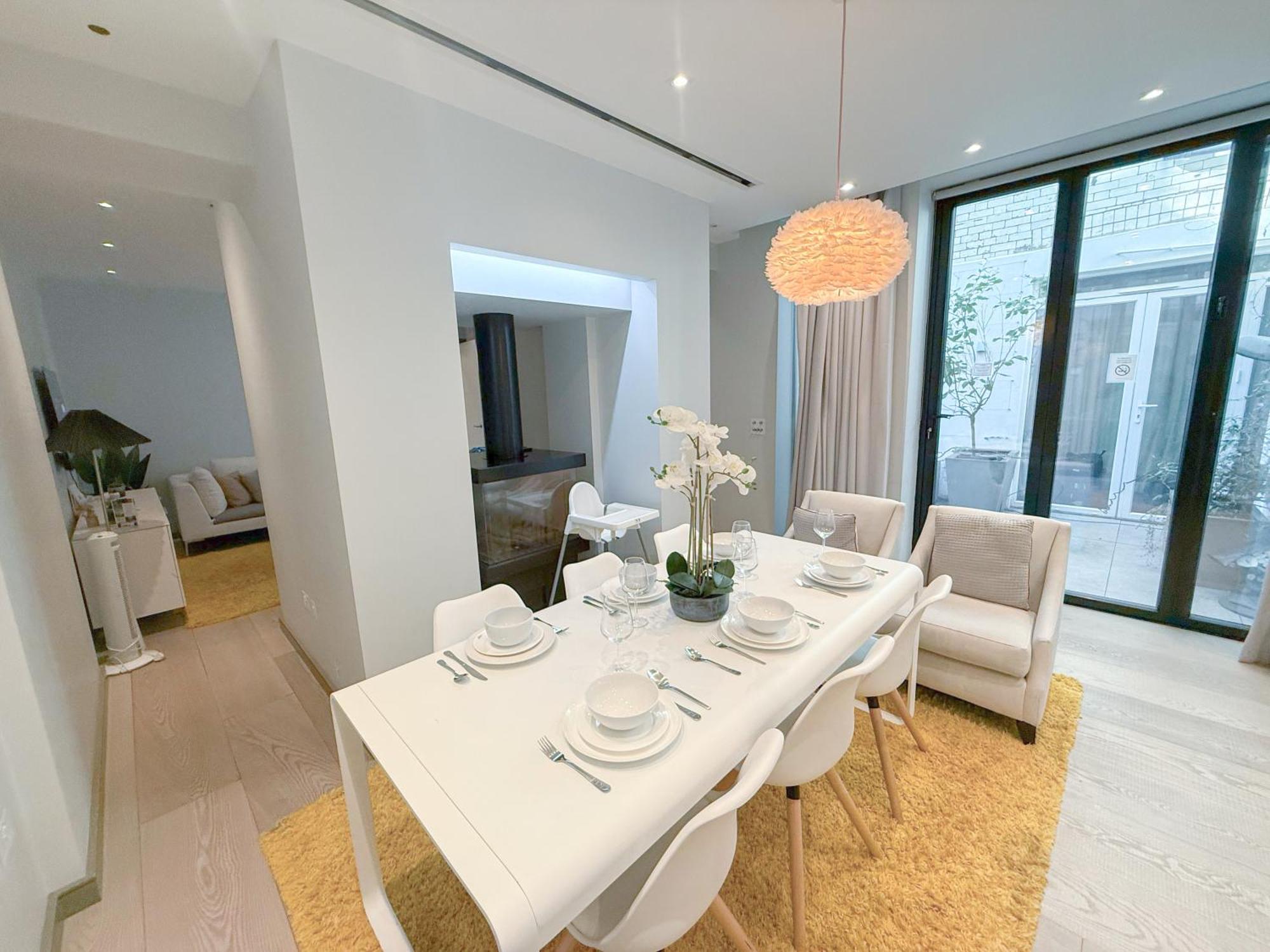 Luxurious 3-bedroom & 3 Bathroom Flat With Indoor Fireplace And Patio In Mayfair Apartment *